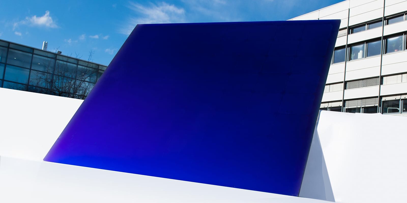 Fraunhofer ISE präsentiert farbiges Solar-Autodach auf der IAA in