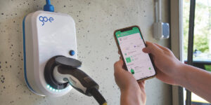 Die App auf dem Handy und die Ladestation / Gründer des Startups 'clever-PV GmbH': Hannes und Danny Klose / die App 'clever-PV' steuert die Ladestation / PV-Anlage auf dem Hausdach