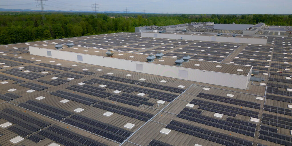 Sunrock installiert auf Dächern von Mercedes-Werken im Rahmen eines PPA sieben Photovoltaik-Anlagen