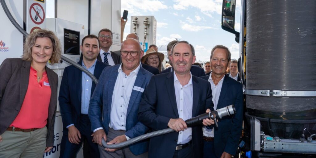 Bayerns Wirtschaftsminister Hubert Aiwanger eröffnete erst Mitte Juni die Wasserstofftankstelle in Gersthofen (Landkreis Augsburg). Foto: Elke Neureuther/StMWi