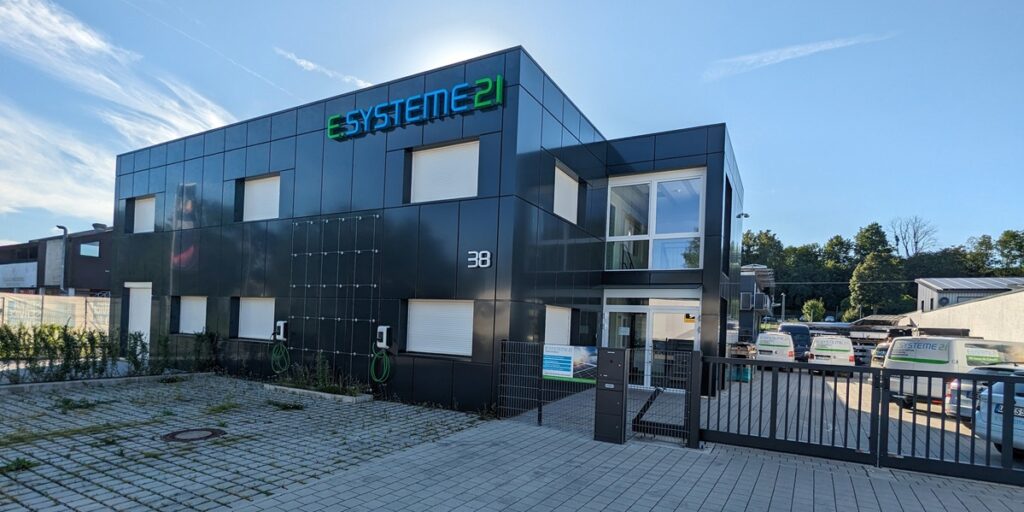 Firma E.Systeme21 Gebäude mit Fassaden PV