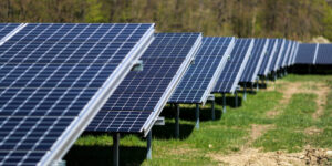 Der Solarpark Menteroda, aufgenommen mit einer Drohne.