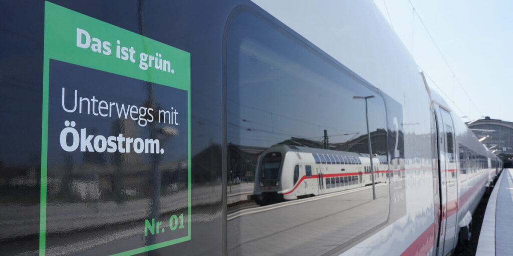 Das ist grün: DB Fernverkehr - Unterwegs mit Ökostrom Aufkleber auf einem ICE - IC 2 in der Spiegelung