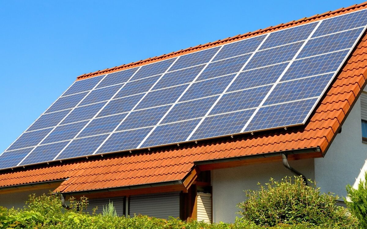 Solaranlage auf einem Hausdach unter dem strahlend blauen Himmel