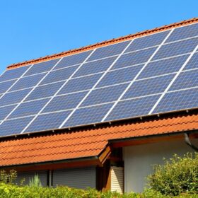 Solaranlage auf einem Hausdach unter dem strahlend blauen Himmel