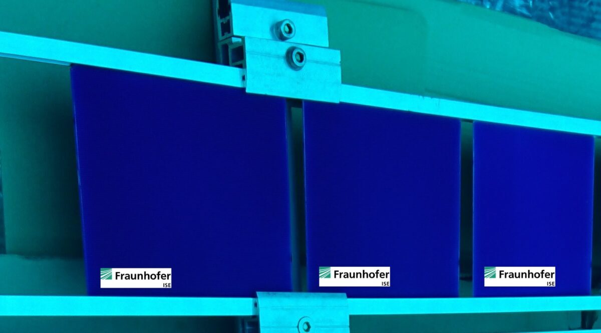 Zelltest, UV, Solarzellen, Fraunhofer ISE