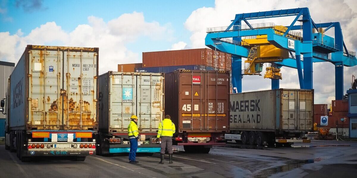 Container Lkw Spedition Arbeiter Umschlagplatz